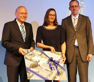 Bürgermeister Bartzsch überreicht ein Geschenk zum Jubiläum